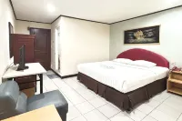 Hotel Pasar Besar RedPartner near Tugu Pahlawan