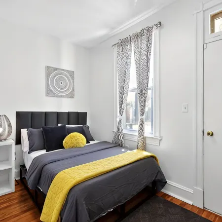 The Hearth! On site parking! Minutes to restaurants, groceries and nightlife.