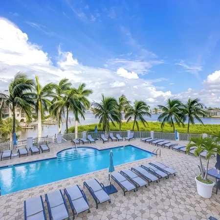 Regatta fully furnished condo!! Two block to Vanderbilt Beach, The Ritz, Mercato