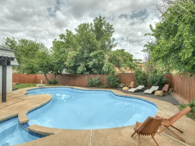 North OKC - Large, Modern Home with Pool and Game Room のホテル