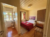 Charming Stone Retreat on 19ha Private Estate | Valley Views & Total Privacy 住宿飯店