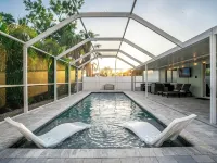 BRAND NEW, COVERED Heated Pool, Baja Ledge, Hot Tub, Large home PS5, WIFI, AC Hotels in Apollo Beach