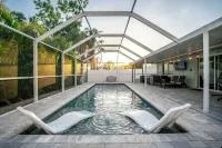BRAND NEW, COVERED Heated Pool, Baja Ledge, Hot Tub, Large home PS5, WIFI, AC