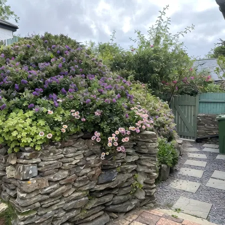 Charming  Listed Thatched Cottage with parking and short walk to sandy beach . Отели в г. Кранток