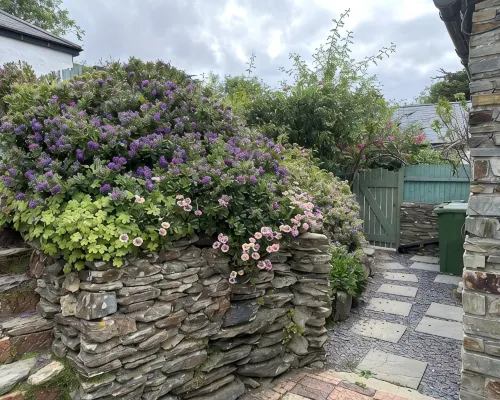 Charming  Listed Thatched Cottage with parking and short walk to sandy beach . Hotels in Crantock