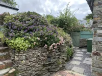 Charming  Listed Thatched Cottage with parking and short walk to sandy beach . - 부티크