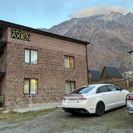 Hotel Axien Kazbegi Отели в г. Степанцминда