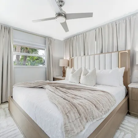 Minimalist Haven Naples • Walk to Beach & 5th Ave