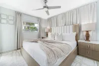Minimalist Haven Naples • Walk to Beach & 5th Ave - Condos