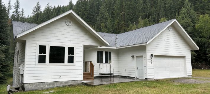 Private, luxury, 4-bedroom home minutes from downtown Bigfork ビッグフォークのホテル