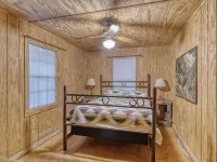 Ringers Lodge   Spacious 6-bedroom house on the River in charming Concan 콘칸 호텔