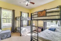 Charming 3-bedroom house with WiFi and AC off of Hwy 1215 - Homestays