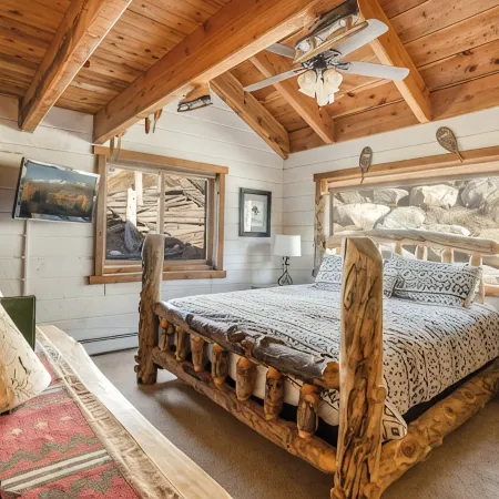 Cabin in the Woods! Pet Friendly, Private Outdoor Hot Tub, Gas Grill, Secluded