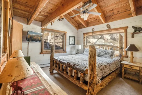 Cabin in the Woods! Pet Friendly, Private Outdoor Hot Tub, Gas Grill, Secluded