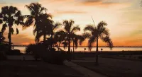 2 Bedrooms, Bay WaterViews, Beaches, shops, Marina, fishing, all near by