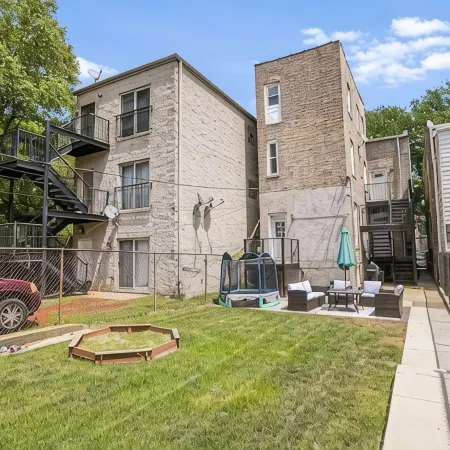 Renovated 6 Bedroom 5 Bathroom Home 10 Minutes from Downtown Chicago