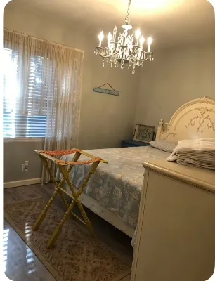 Quaint, quiet tabby cottage under the live oaks Mid Island St. Simons Near Food - 2-Star