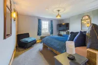 Rustic and Quirky Comfortable Cottage with Hot Tub - 3-Star