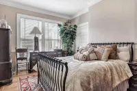 Grand Suite in B&B Historical 1896 Georgian Revival Manor in Green Bay - Jacuzzi