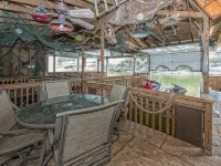 Stone House with patio, hot tub-less than 50 yards to the water. 보스크 카운티 호텔