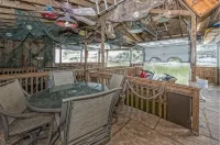 Stone House with patio, hot tub-less than 50 yards to the water. - Homestays
