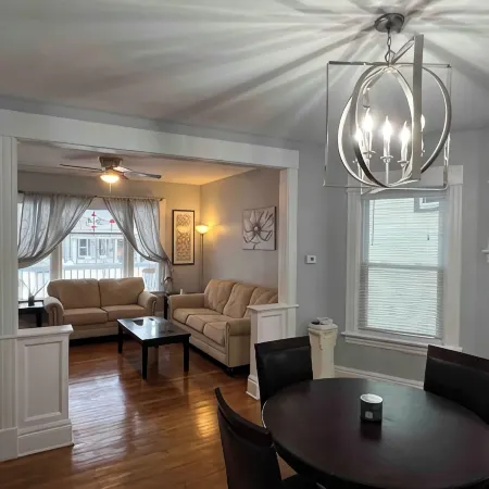 Beautiful furnished 2 bdr great location Elmwood Отели рядом с достопримечательностью «Зоопарк Баффало»