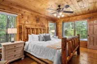Romantic Retreat!!! Newly refreshed cabin with hot tub~New listing rates! - カップル