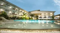 N Hotel - Pools
