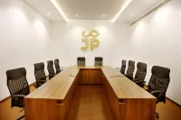 JP Airport Hotel Kannur - بار