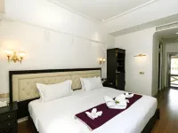 Jing Land Palace Hotel (Phousi Mountain Sunset Viewpoint &Downtown Mekong Riverside Hotel) Hotels near Cross River Ferry