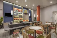 ฮอลิเดย์ อินน์ แอนด์ สวีทส์ อากวัสกาเลียนเตส บาย IHG - พร้อมอาหารเช้า