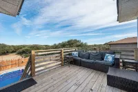 Central Obx Home with Pool, Mini Golf, 2 Suites, EV, Screened Patio, Outer Banks - 沙灘