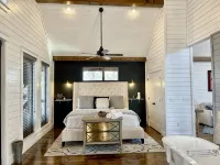 FIRST KISS: A Modern Romantic Luxury Couples Cabin - Homestays