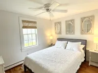 Maushop Village Getaway with Ocean Views, Steps to Private Beach 마시피 호텔