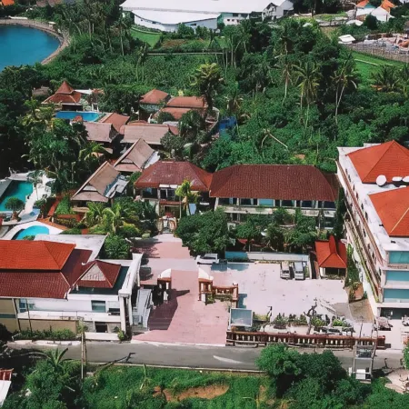 Puri Saron Hotel Baruna Beach Cottages Отели рядом с достопримечательностью «Водопад Алинг-Алинг»