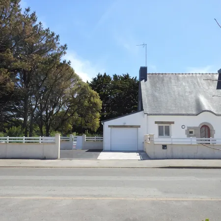 100m² house with 480m² enclosed garden 200m from the sea