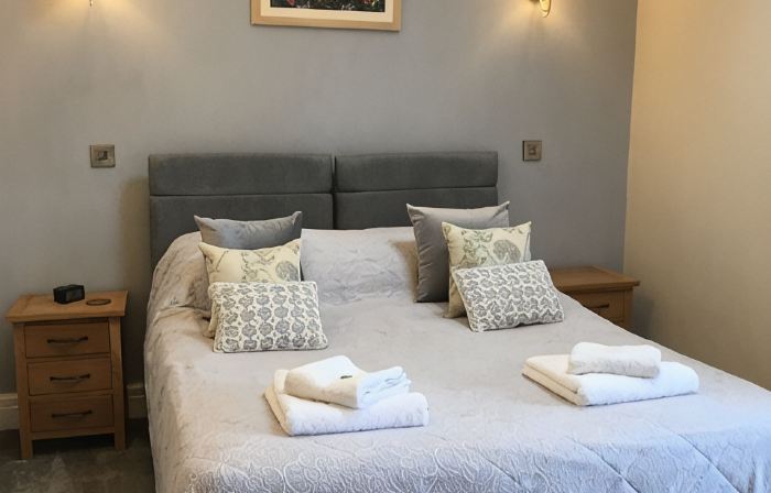 Pretty cottage with enclosed patio and private hot tub with stunning veiws