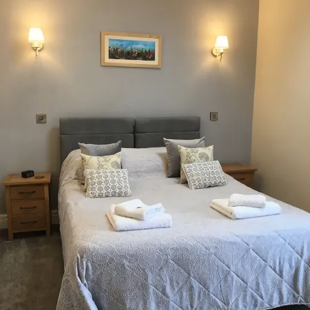Pretty cottage with enclosed patio and private hot tub with stunning veiws