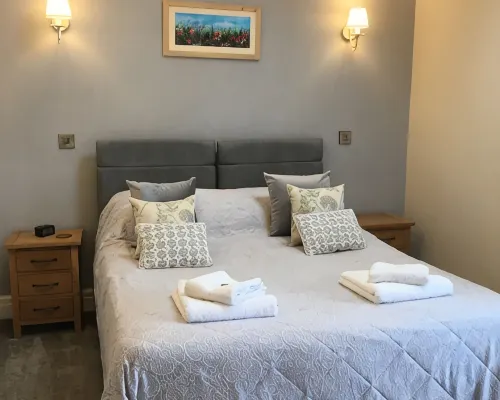 Pretty cottage with enclosed patio and private hot tub with stunning veiws Hoteles en Otley