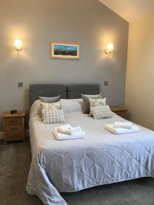 Pretty cottage with enclosed patio and private hot tub with stunning veiws - Wifi