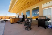 Private pool w/ slide, hot tub, and firepit! Near National Parks! - Pool