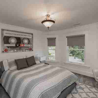 Gorgeous home on the Mississippi River with a great location to area attractions Rooms