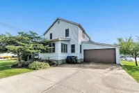 Waterfront Getaway with reserved Dock/Boat Slip on Ahnapee River Wifi