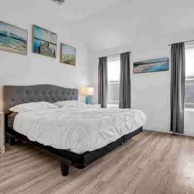 3 Blocks to the Beach! Rooms