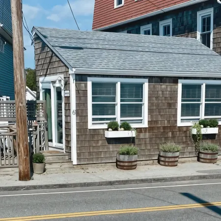 Oceanfront Cottage on Long Sands Beach - Sleeps 4