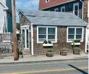 Oceanfront Cottage on Long Sands Beach - Sleeps 4 - 3-Star