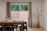 Haven Guesthouse in Milwaukie - 2 Bedroom & 2 Bathroom with Fenced Backyard - Homestays