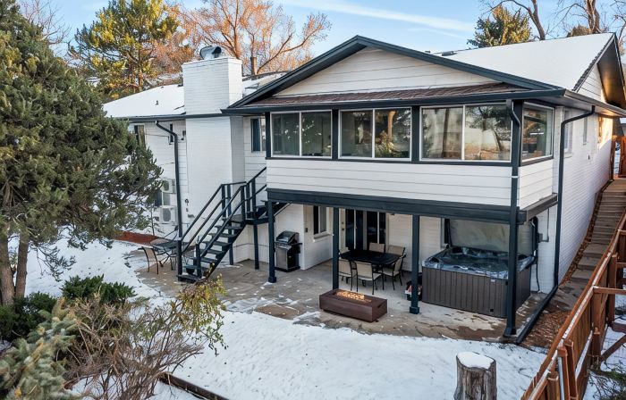 8 Bedrooms, Sleeps 20:  Hot Tub, 20Mins to Denver/Red Rocks