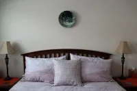 Fireweed House - Elegant Downtown Escape with Local Flair