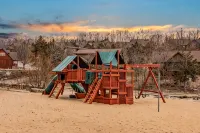 Minutes from Sdc! Pools! Scenic Wooded Views! Lake! - Hytter